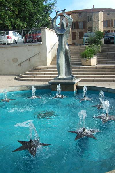 2011-05- (1157).JPG - Dafür sprudelt es hier um so mehr: Nach unserem Aufbruch kommen wir gegen 9 Uhr vorbei an einem künstlerisch gestalteten Brunnen im Stadtzentrum von St-Donat